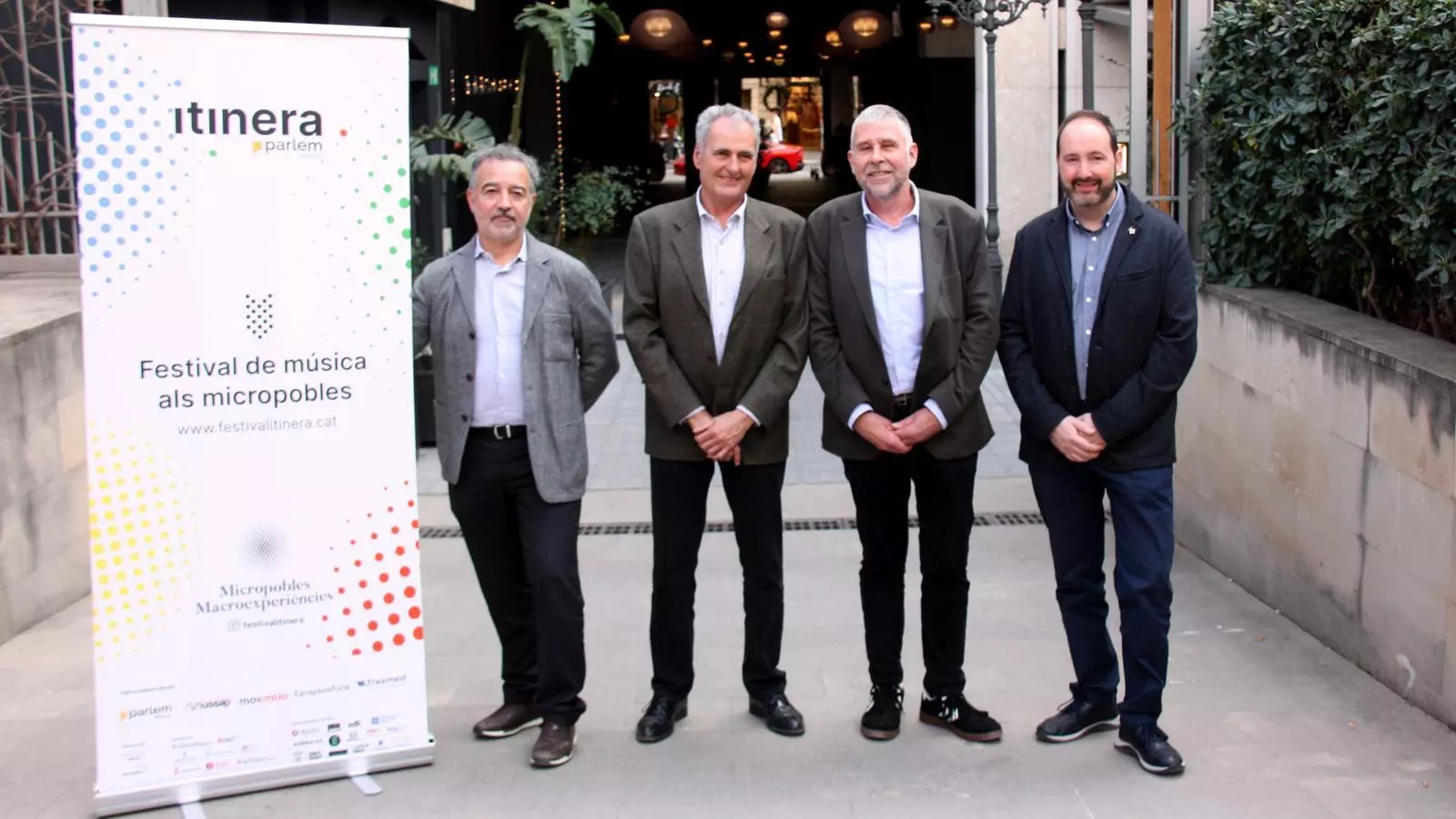 Fotografia feta per Carala Mallol, de quatre persones dretes, que són Ernest Pérez-Mas (de Parlem Telecom), Mario Urrea (de l'Associació de Micropobles), Marcel Marata (director del festival) i Joan Solà (de l'Associació de Micropobles) a la porta dels Jardins del Palau Robert de Barcelona