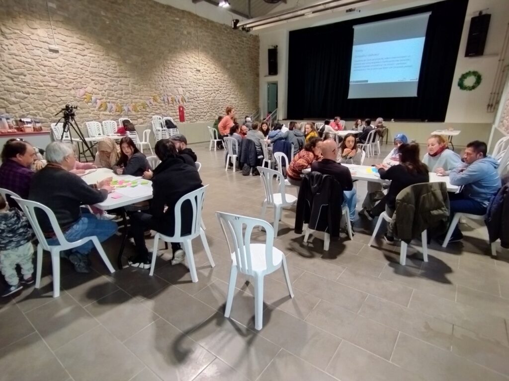 Èxit de participació en les sessions per crear projectes que afavoreixin l’acollida de persones migrades i refugiades a micropobles