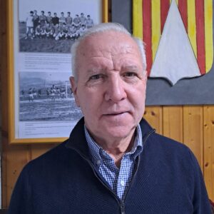 Fotografia de tres quarts de Josep Pijoan, que mira a càmara. Al fons es veu l'escut de Pira, el poble del que va ser alcalde i dues fotos antigues d'un equip de futbil