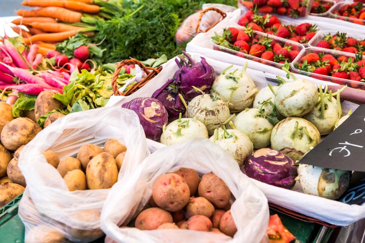 Imatge de fruita i verdura d'una parada d'un mercat mercat