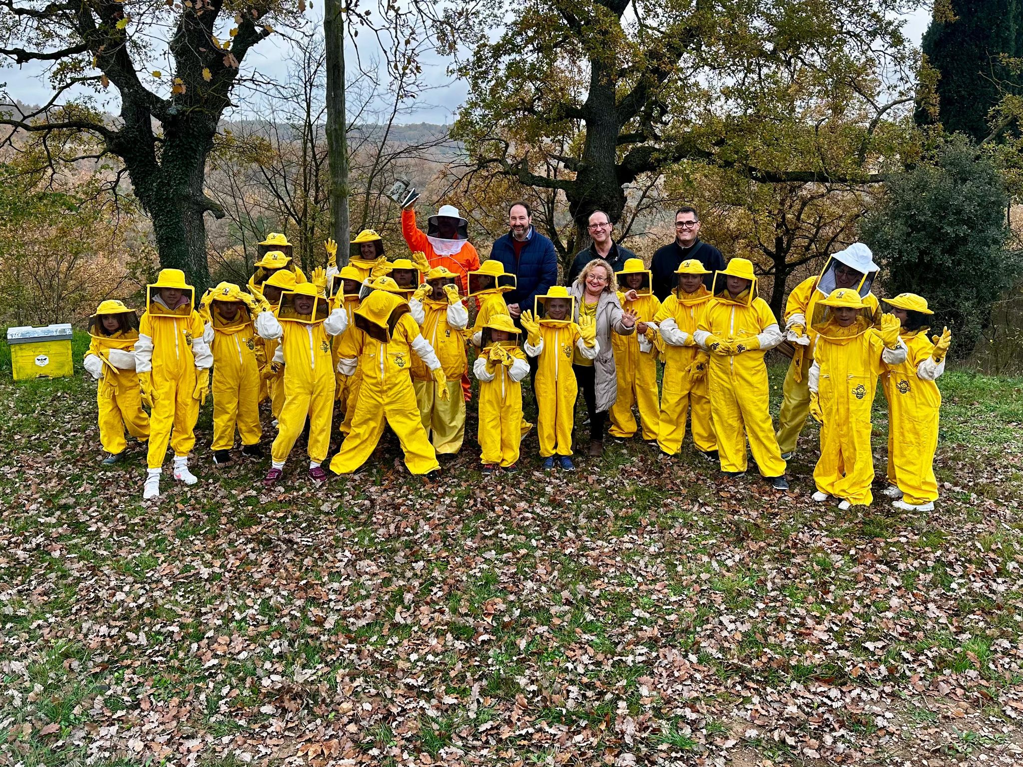 foto de grup d'escolars abillats com apicultors i tres adults