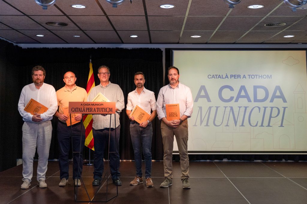 Compromís de les principals entitats municipalistes i Òmnium Cultural per promoure l’aprenentatge i l’ús del català a tots els pobles i ciutats del país