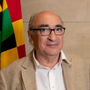 Fotografia de tres quarts d'Eduard Momtseny alcalde de Vallbona de les Monges, vestit amb americana