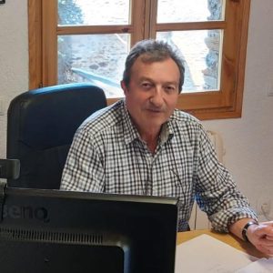 Imatge de Salvador Tomàs alcalde de Lladorre, assegut en una cadira en un despatx mirant a la càmara.